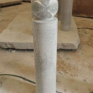 昆明 芝麻白花岗岩石材挡车石柱、停车柱、圆柱挡车柱、方柱挡车柱等