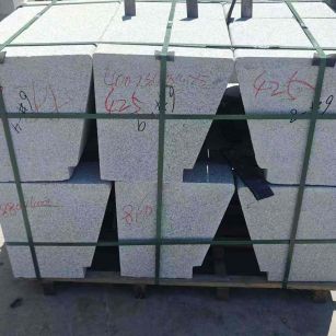 昆明 芝麻白异形坐凳，石凳