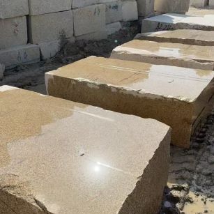 昆明 黄金麻方料堆场洗料分选中，原材料充足