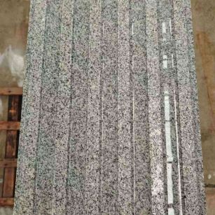 昆明 芝麻白花岗岩荔枝面雕刻盲道，盲条