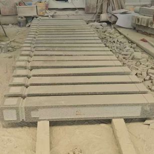 昆明 芝麻白异形加工雕刻-栏杆大柱，方柱