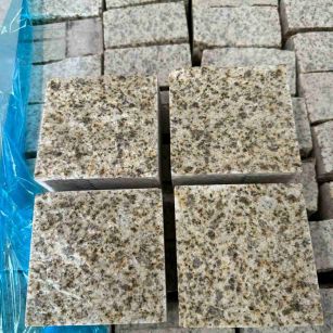 昆明 黄金麻花岗岩自然面小方块，弹石，马蹄石等