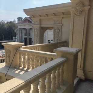 昆明 黄金麻别墅外墙干挂雕花配合阳台栏杆花瓶柱