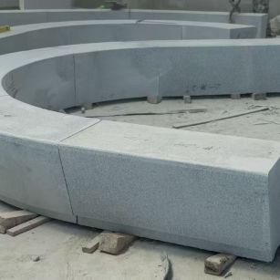 昆明 芝麻白花岗岩光面弧形坐凳