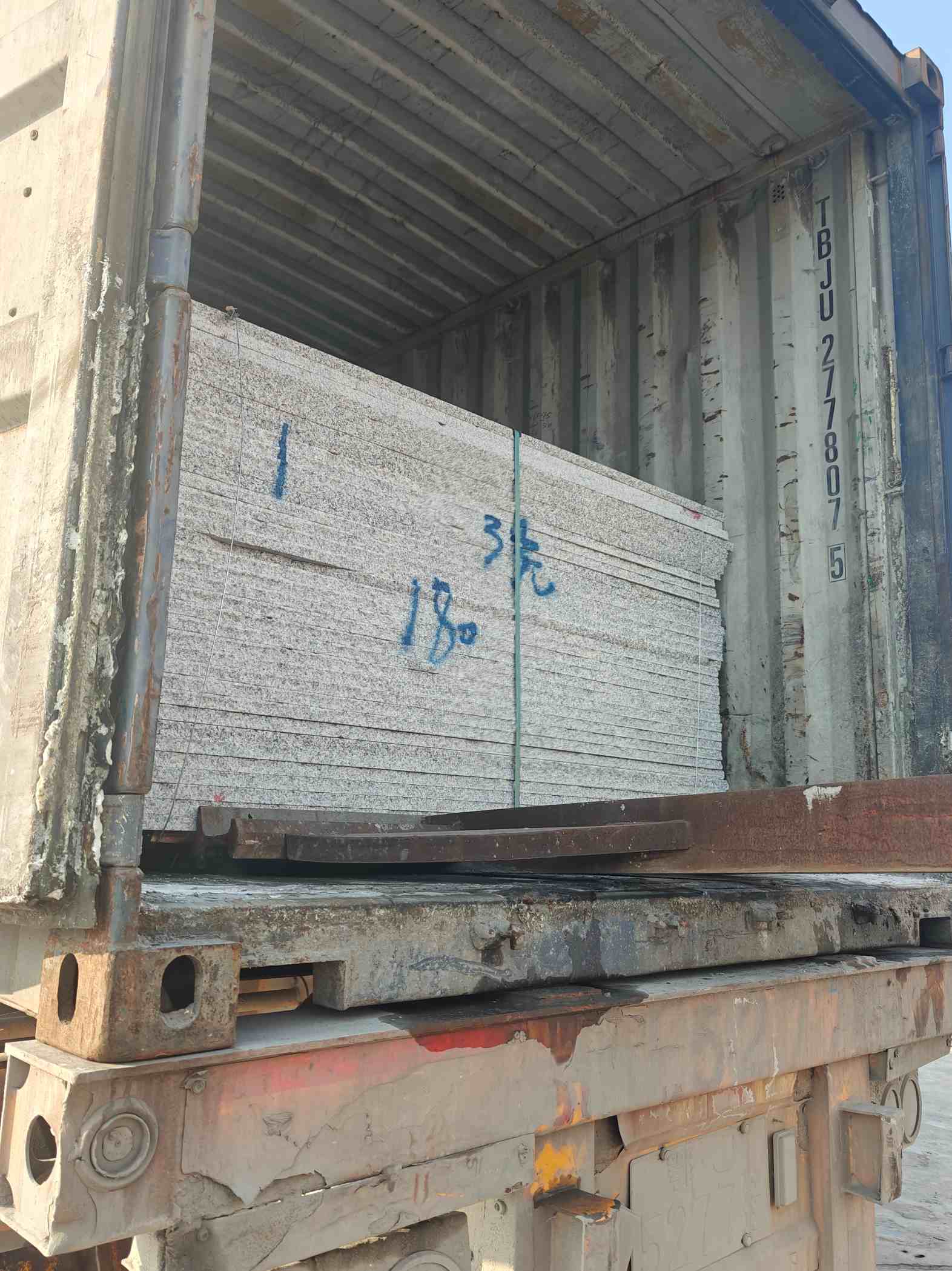 昆明 芝麻白花岗岩石材3.0公分光面毛板装柜出货