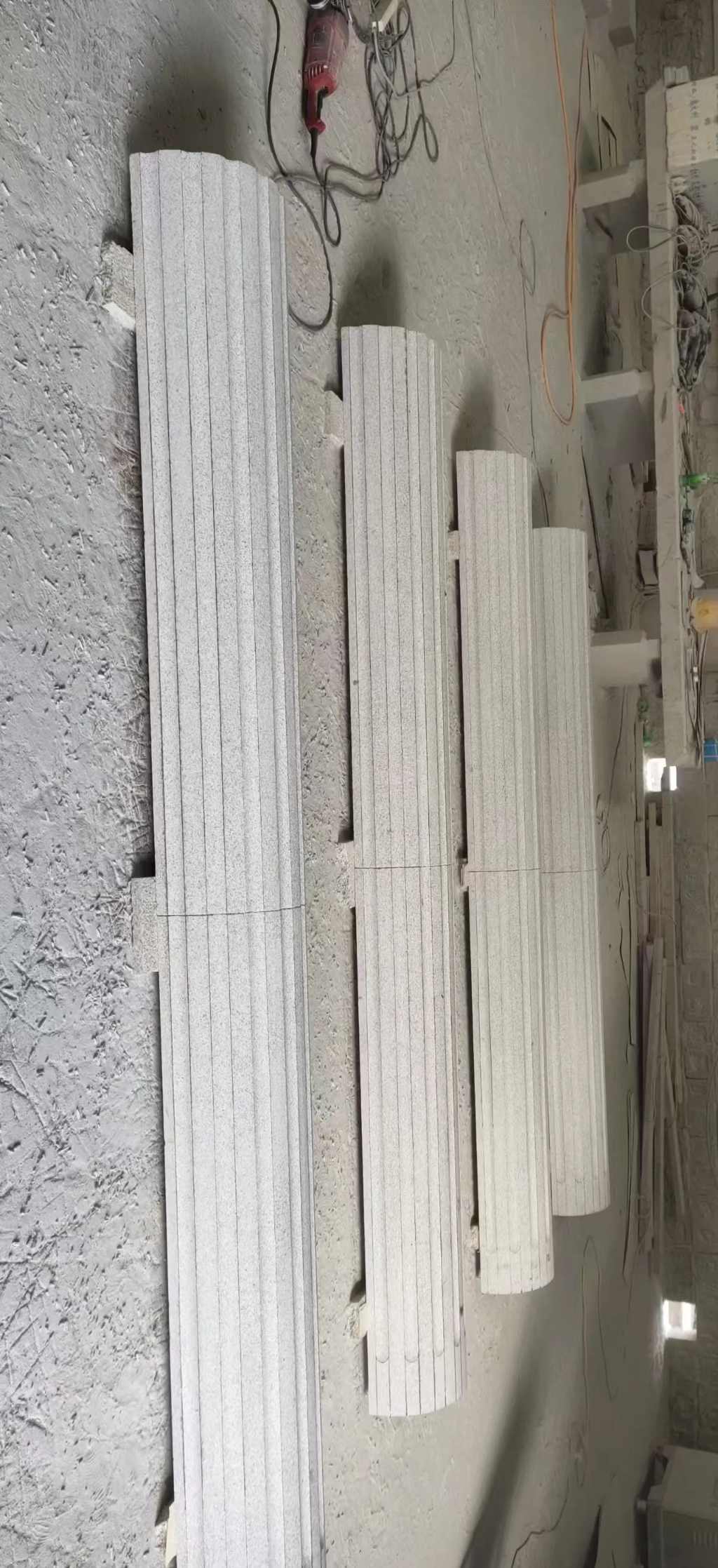 昆明 花岗岩厂家带你看白麻花岗岩门楼大柱柱皮