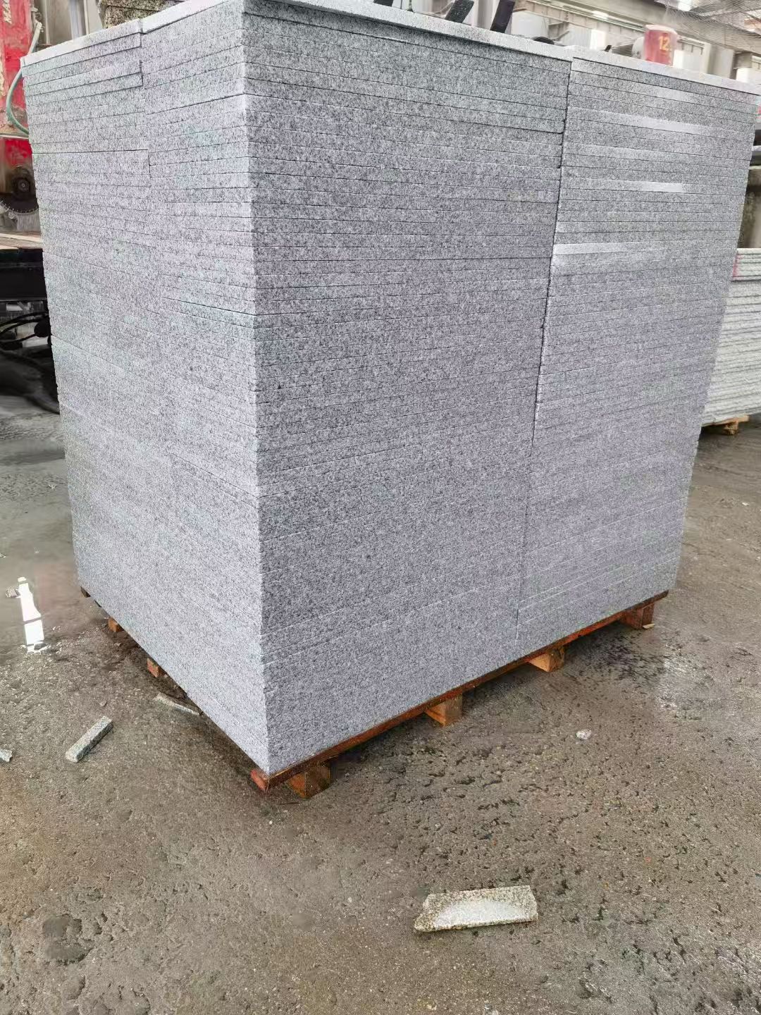 昆明 芝麻白火烧面1.8厚300*600地铺石，尺寸标准，厚薄均匀