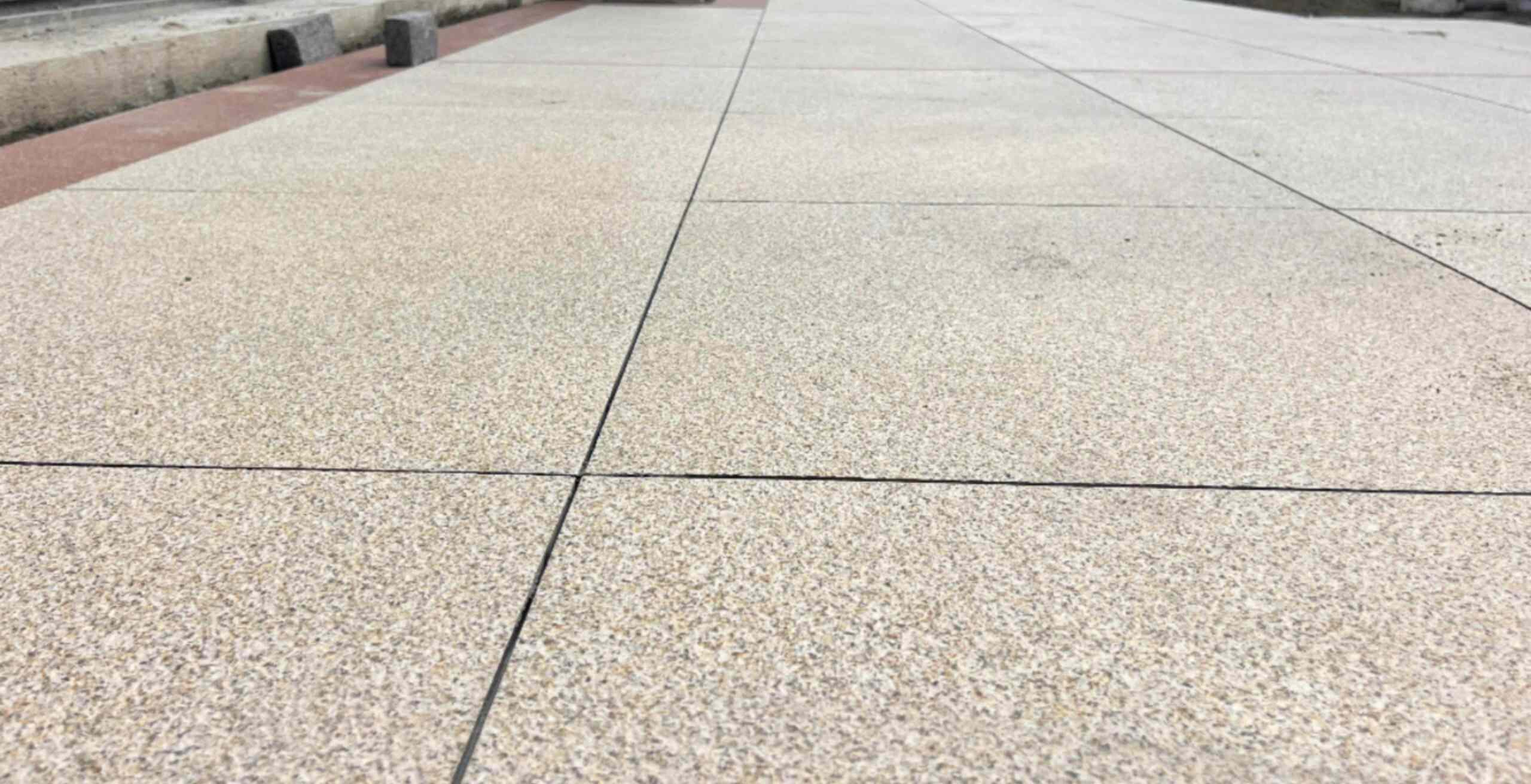 昆明 黄金麻花岗岩石板材荔枝面地面铺装效果