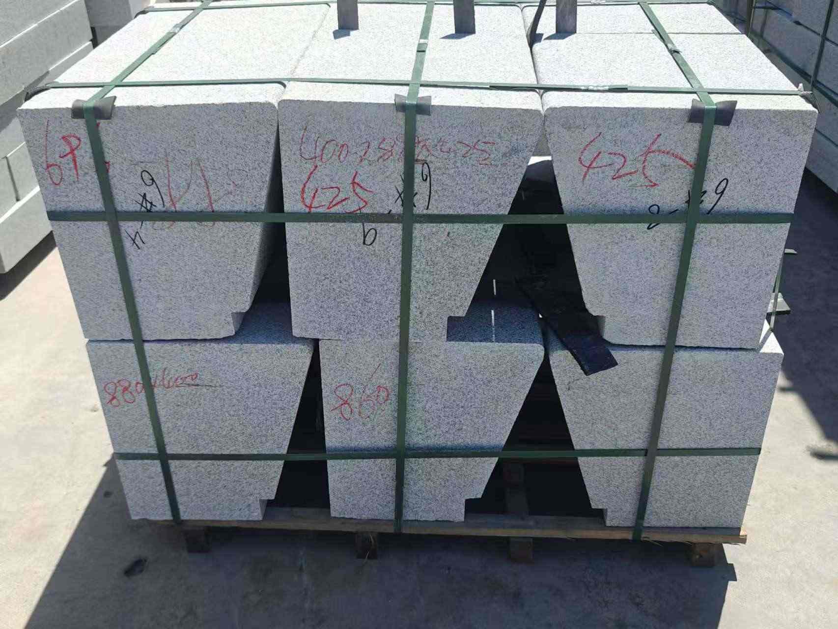 昆明 芝麻白异形坐凳，石凳