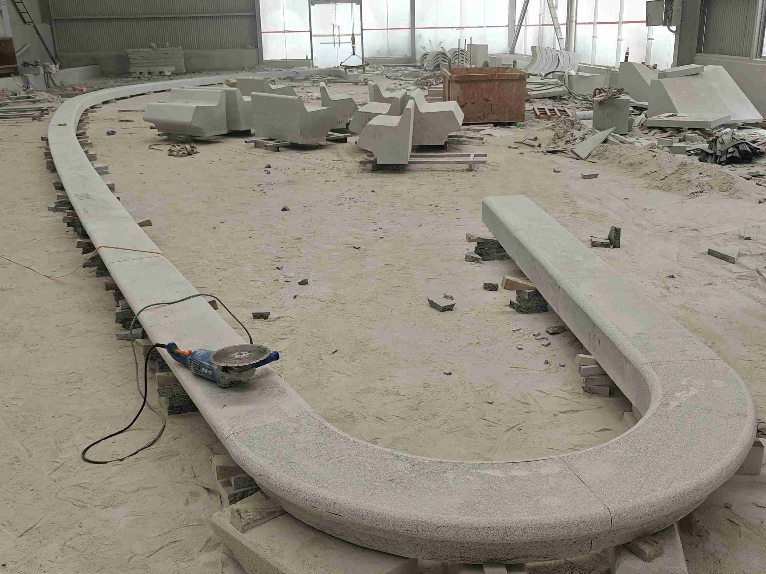 昆明 芝麻白花岗岩弧形花坛石，坐凳石