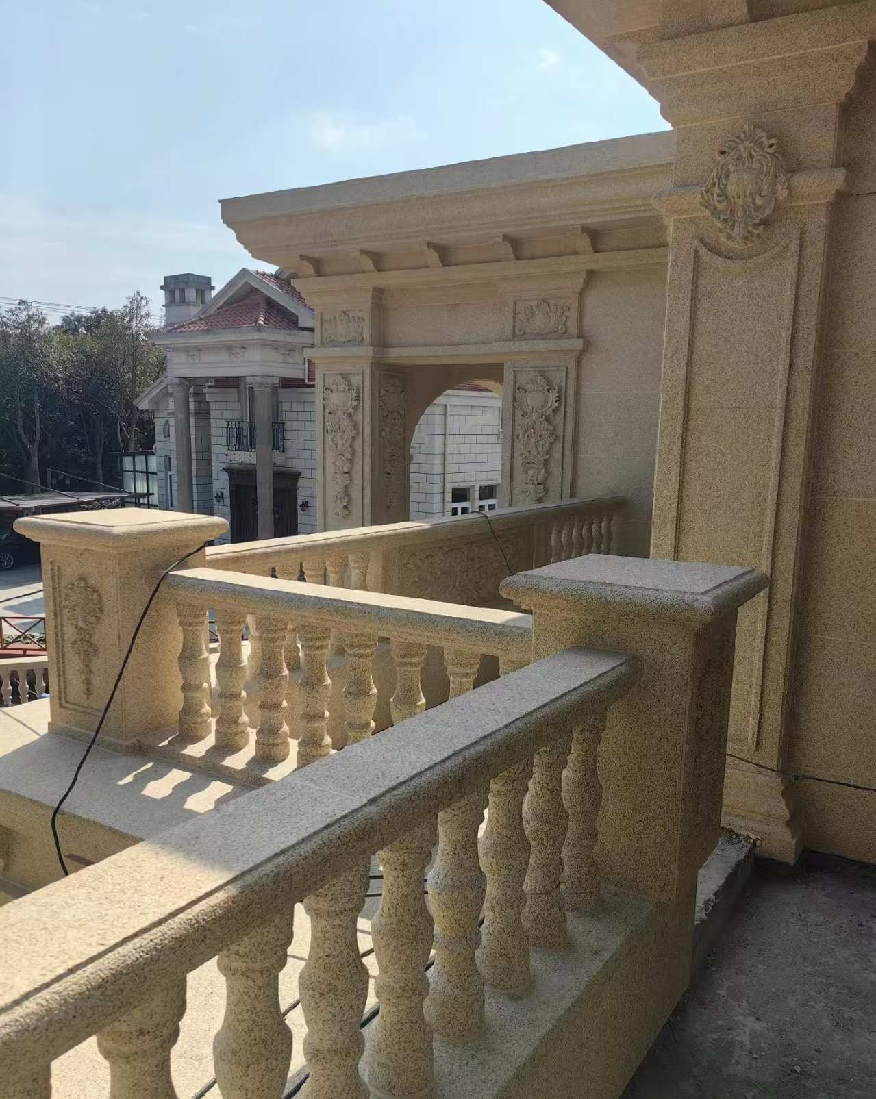 昆明 黄金麻别墅外墙干挂雕花配合阳台栏杆花瓶柱