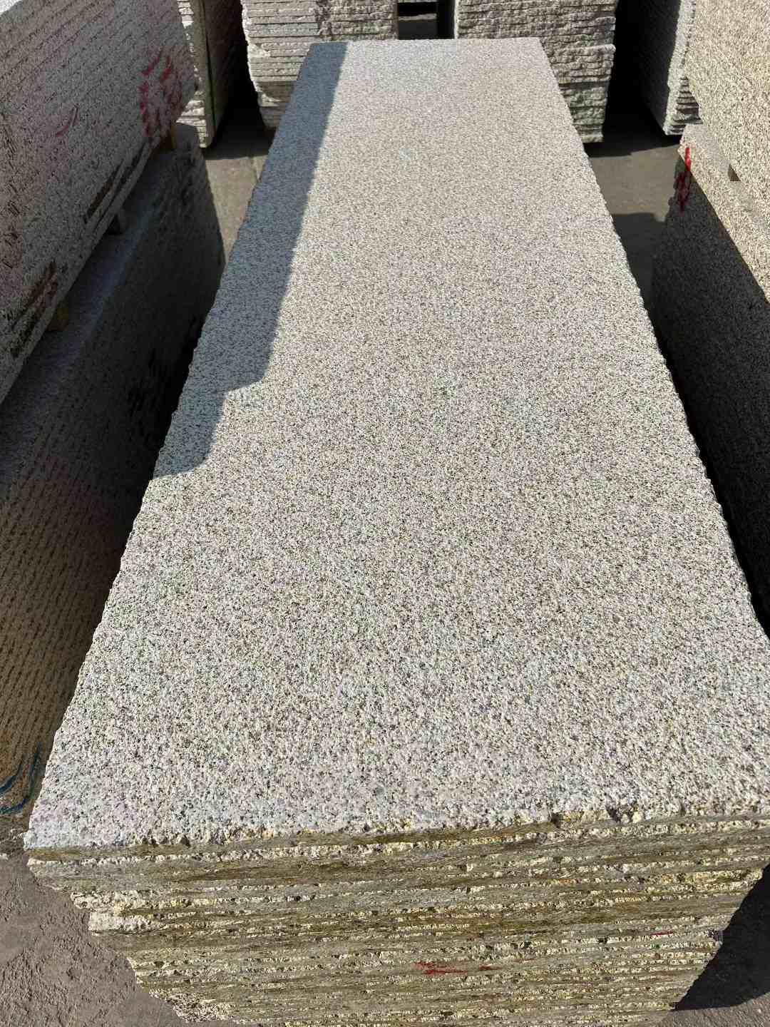 昆明 黄金麻花岗岩荔枝面毛板，半成品