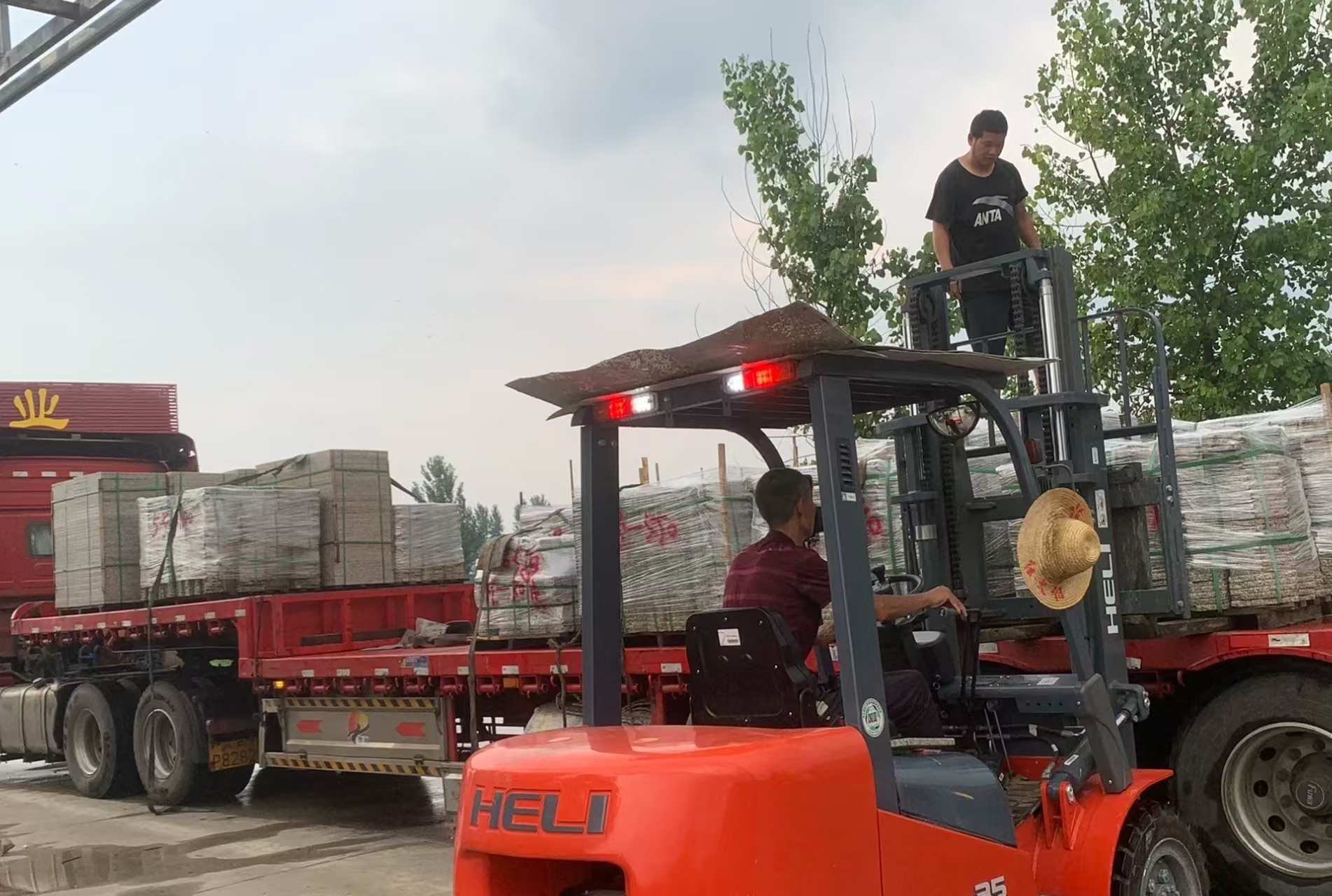 昆明 黄金麻冰裂纹，地铺石装车