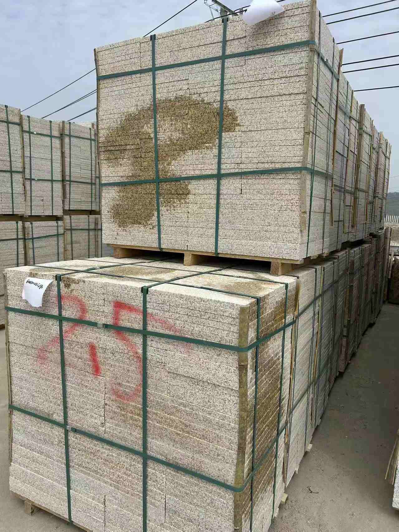 昆明 黄金麻花岗岩石材荔枝面地铺石2.5*300*600