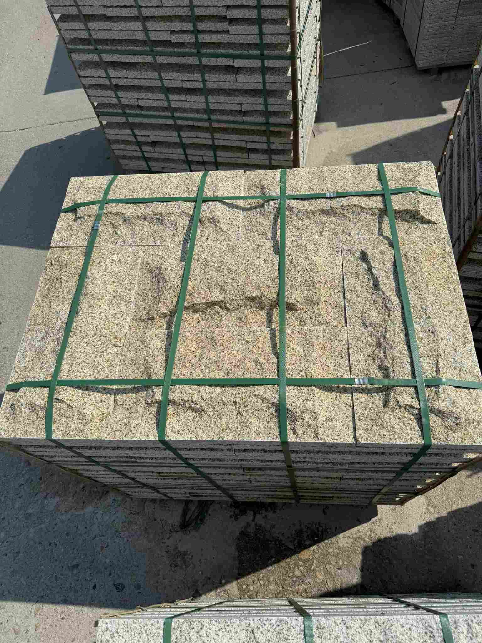 昆明 黄金麻花岗岩石材自然面蘑菇石成品