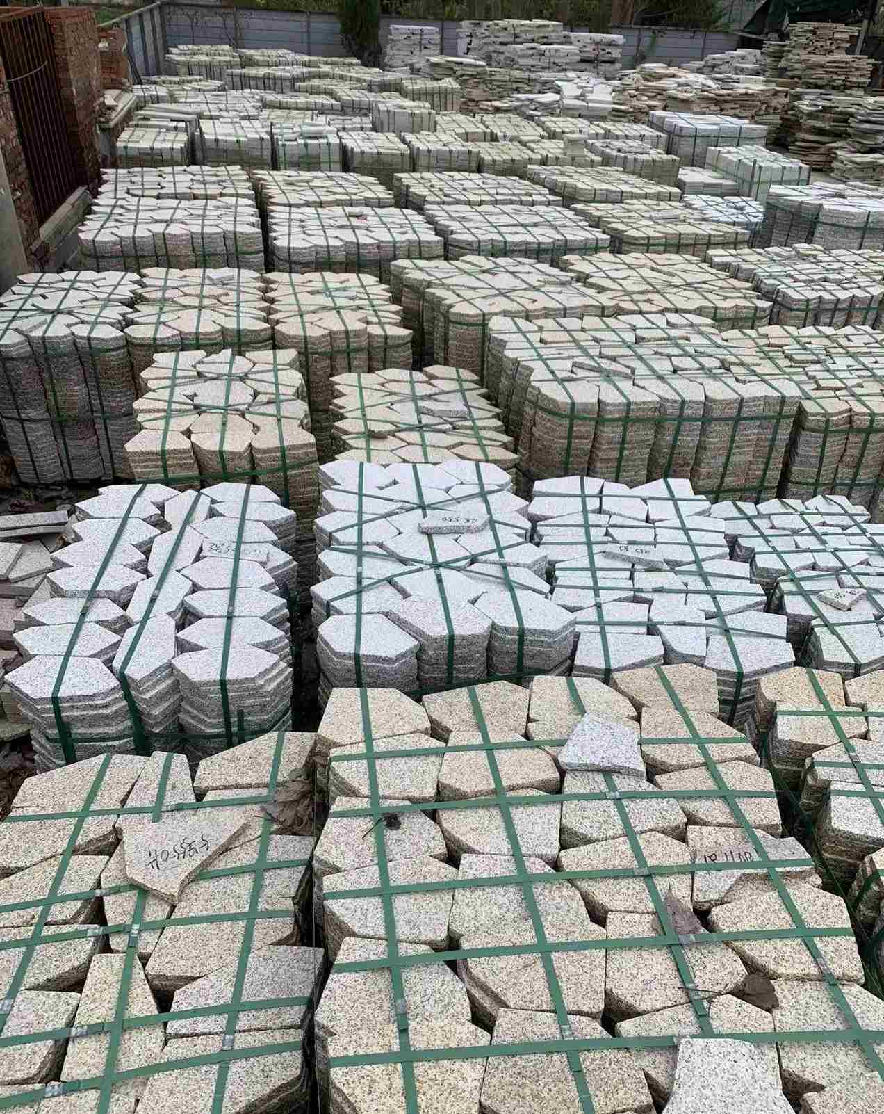 昆明 黄金麻白麻花岗岩荔枝面地铺石(冰裂纹)