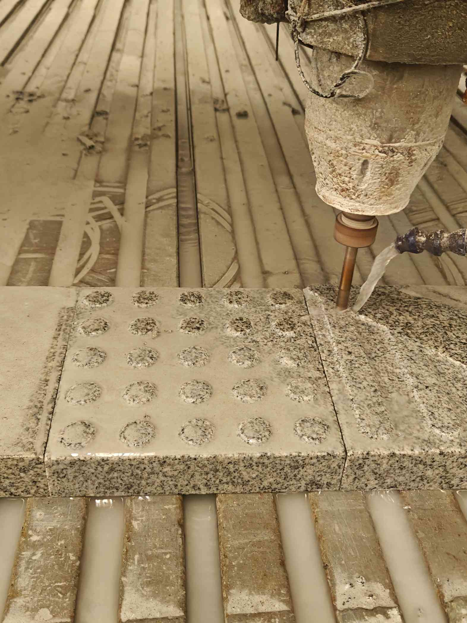 昆明 芝麻白花岗岩石材盲人石、盲道石、盲点石