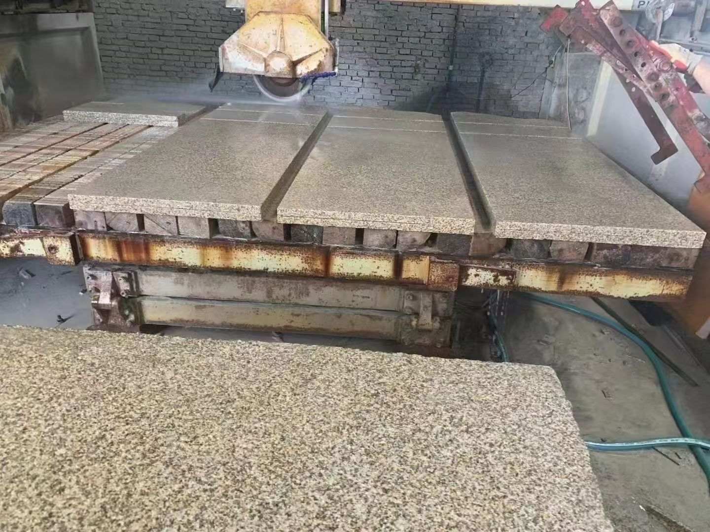 昆明 黄金麻荔枝面成品板加工