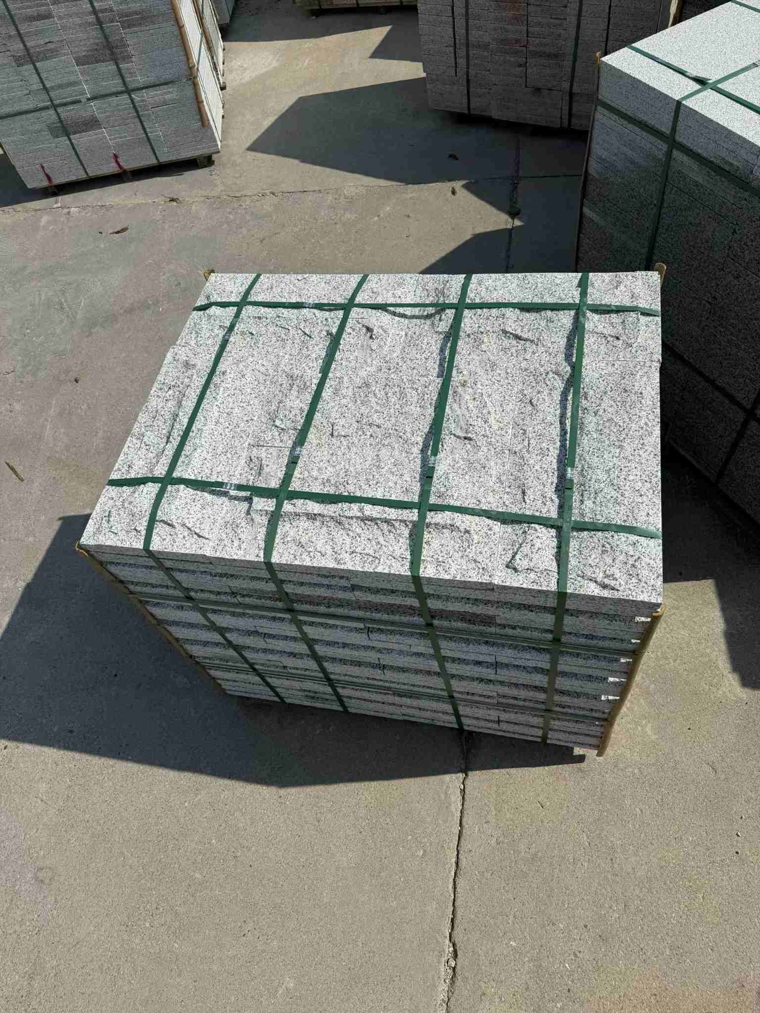 昆明 白麻花岗岩石材自然面蘑菇石成品