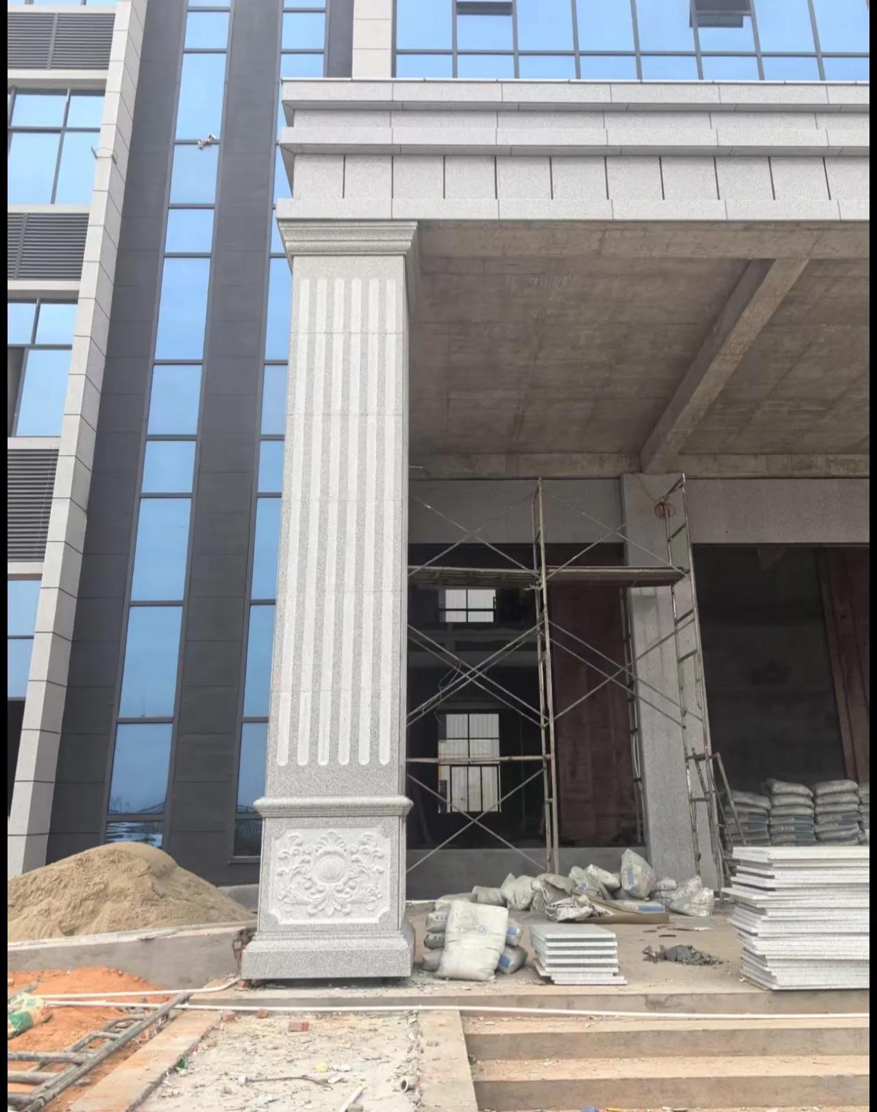 昆明 芝麻白光面花岗岩门楼大柱（罗马柱）配雕花底座