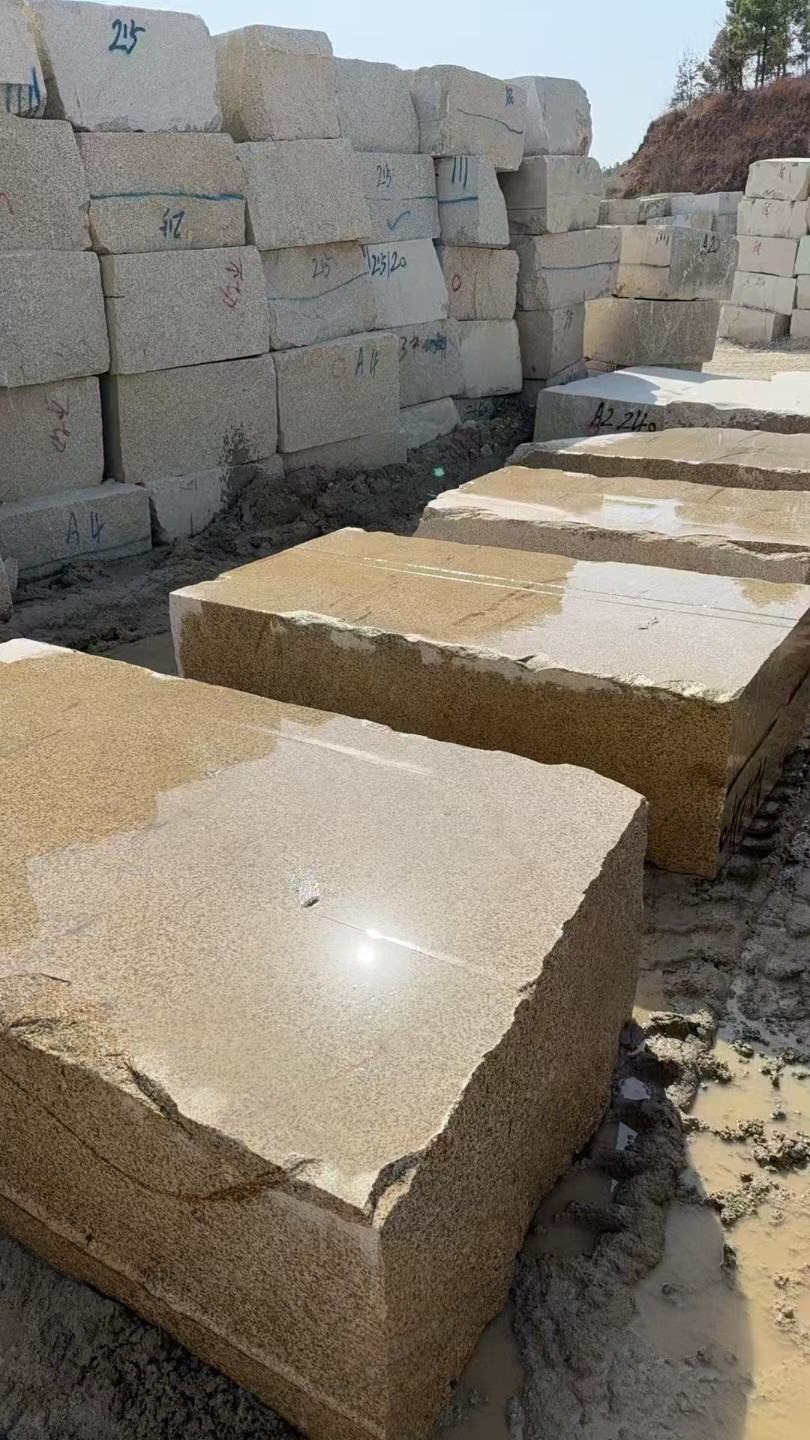 昆明 黄金麻方料堆场洗料分选中，原材料充足