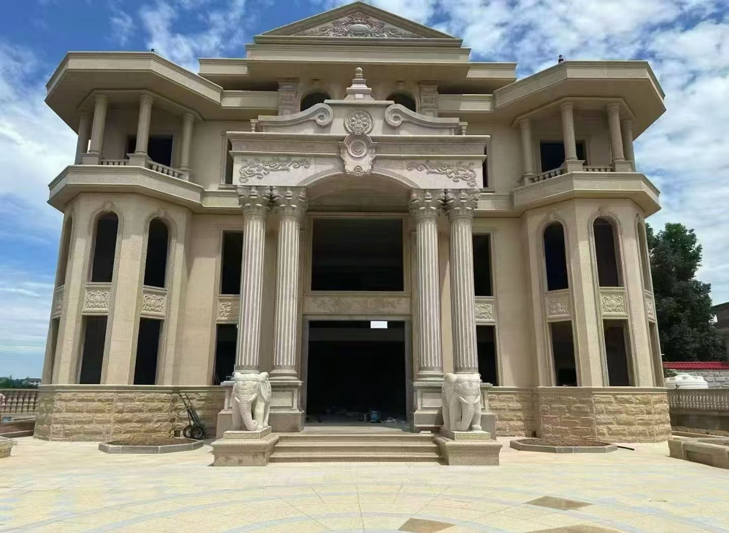 昆明 黄金麻别墅外墙干挂，大柱，大象，蘑菇石，雕花板