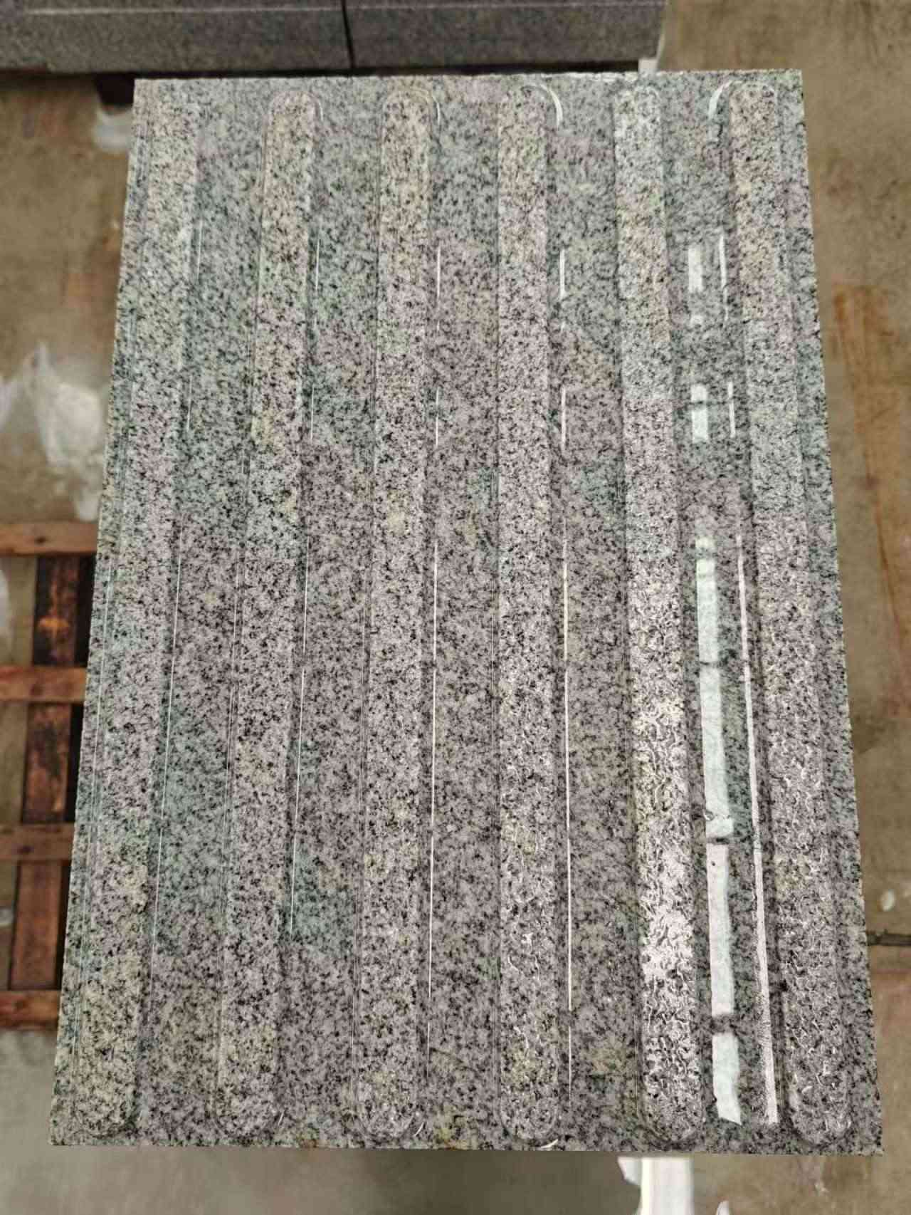 昆明 芝麻白花岗岩荔枝面雕刻盲道，盲条