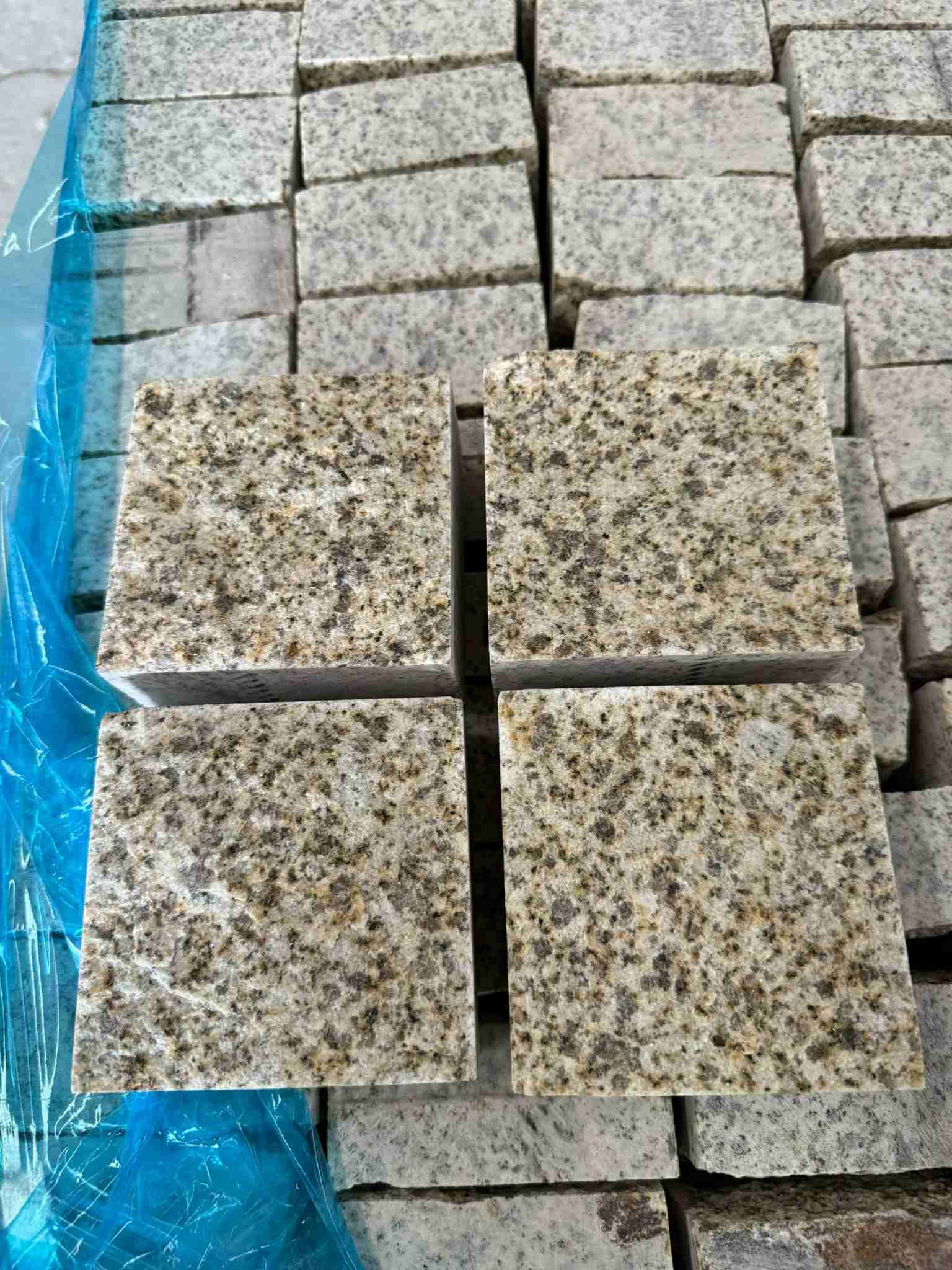 昆明 黄金麻花岗岩自然面小方块，弹石，马蹄石等