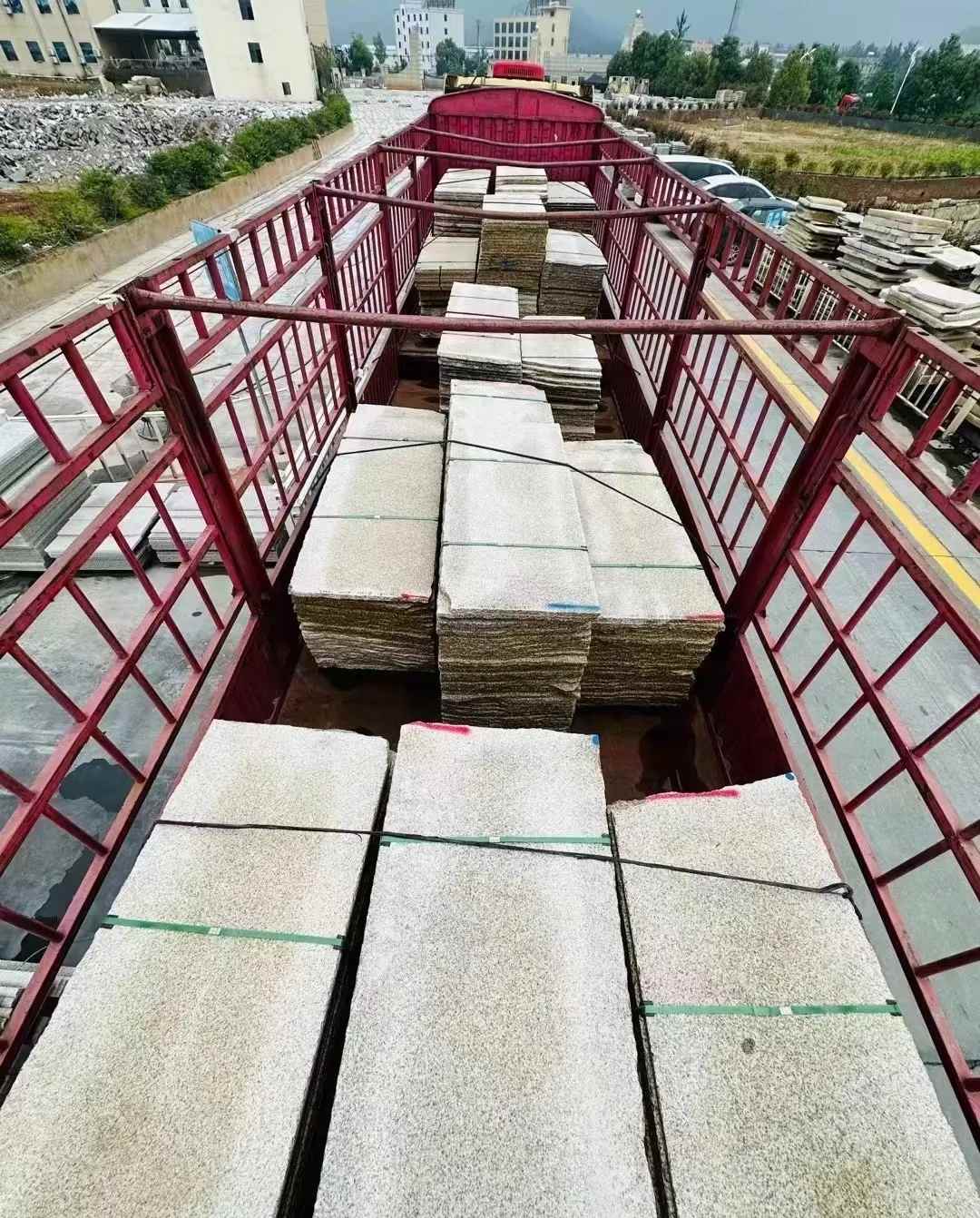 昆明 黄金麻花岗岩荔枝面，光面毛板装车完成