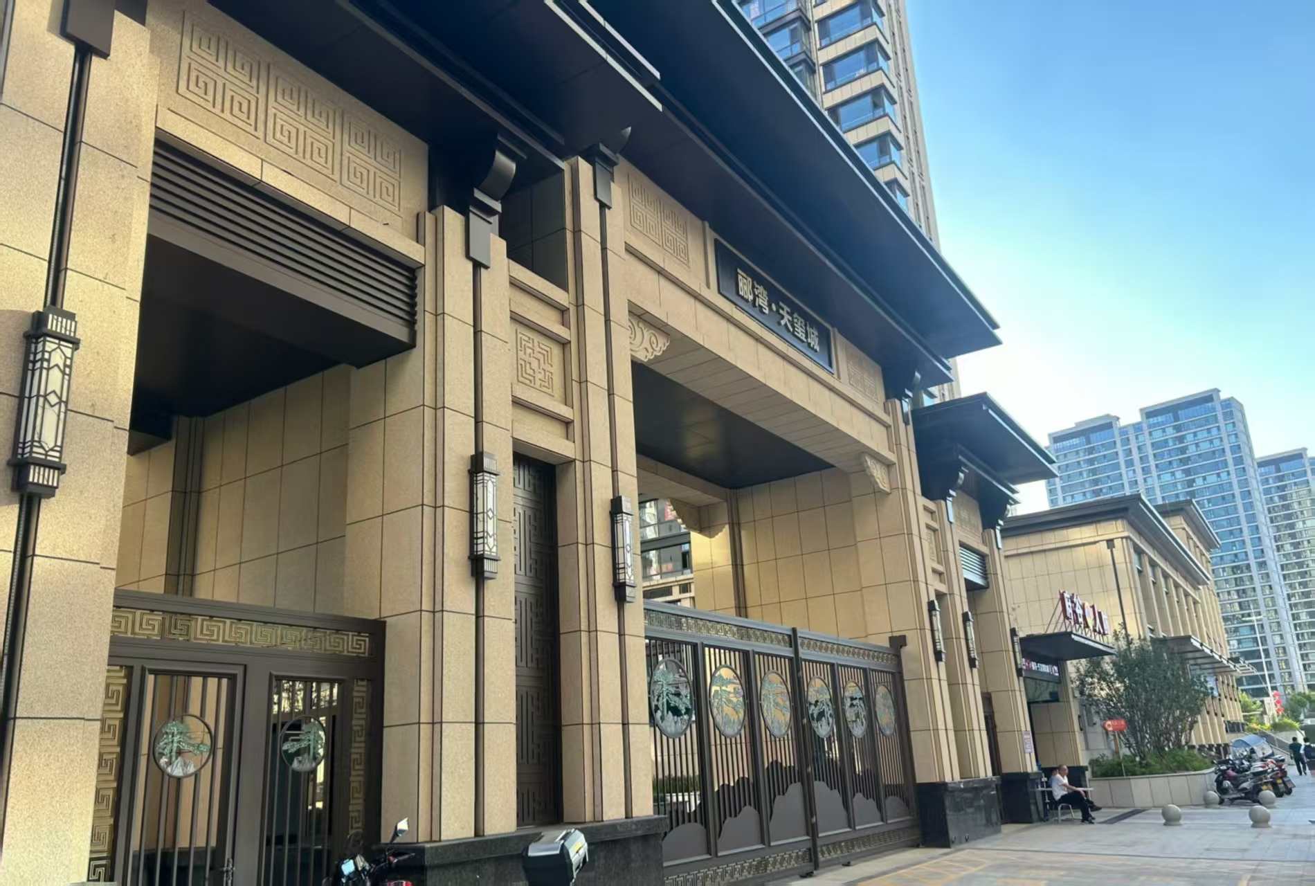 昆明 黄金麻花岗岩荔枝面小区门楼外墙干挂