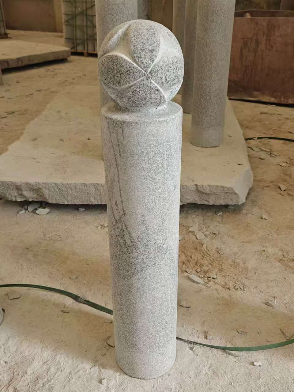 昆明 芝麻白花岗岩石材挡车石柱、停车柱、圆柱挡车柱、方柱挡车柱等