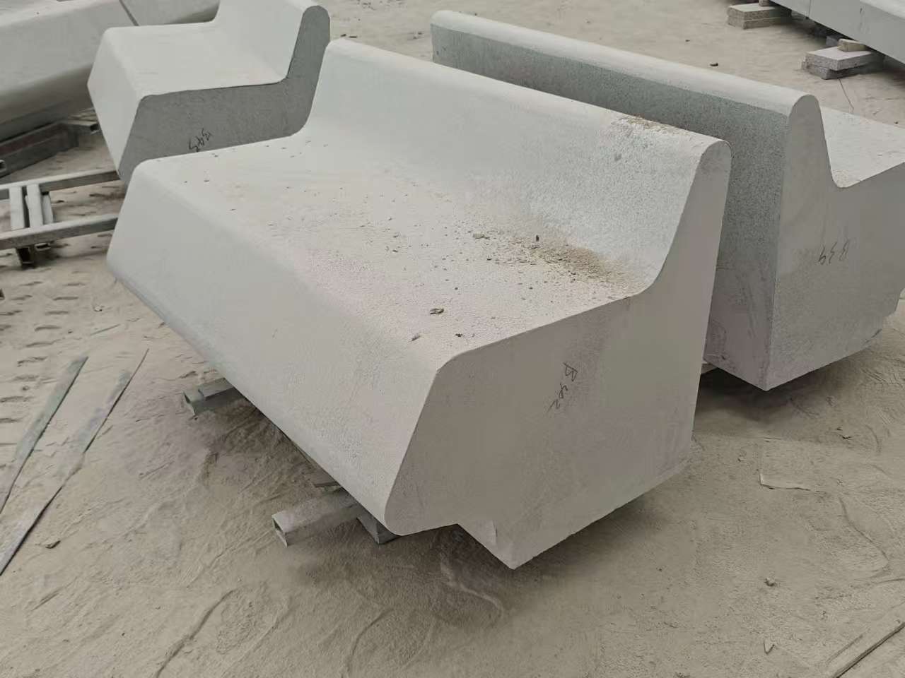 昆明 芝麻白花岗岩异形坐凳，石凳