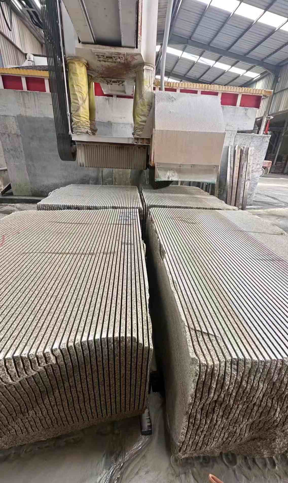 昆明 车间生产日常，黄金麻白麻花岗岩