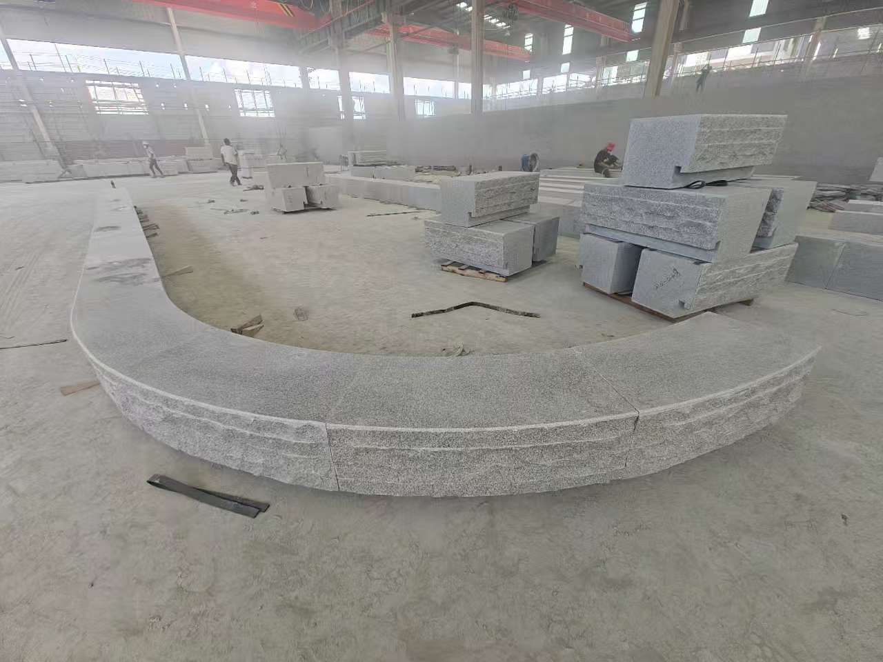 昆明 芝麻白异形坐凳，自然面光面弧形加工