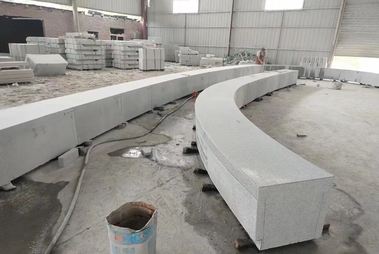 昆明芝麻白花岗岩石板材 园林光面弧形坐凳