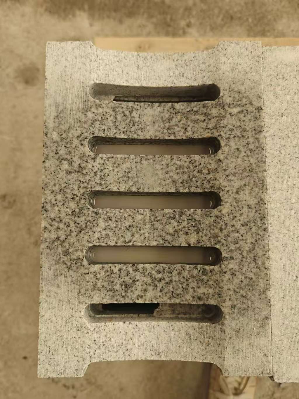 昆明 芝麻白拉丝面花岗岩U型开槽排水槽