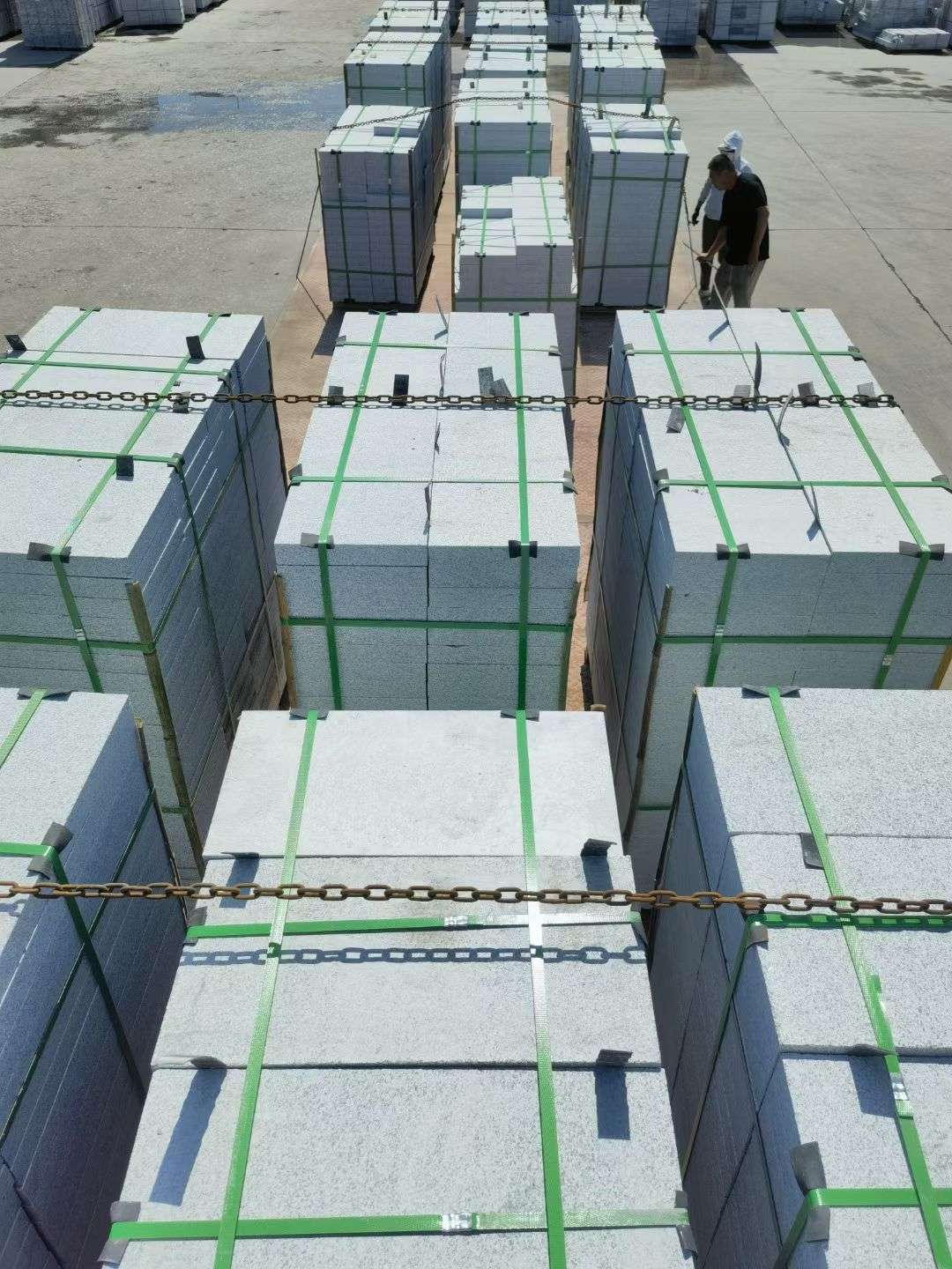 昆明 芝麻白花岗岩5公分地铺石 花岗岩厂家工厂装车日常